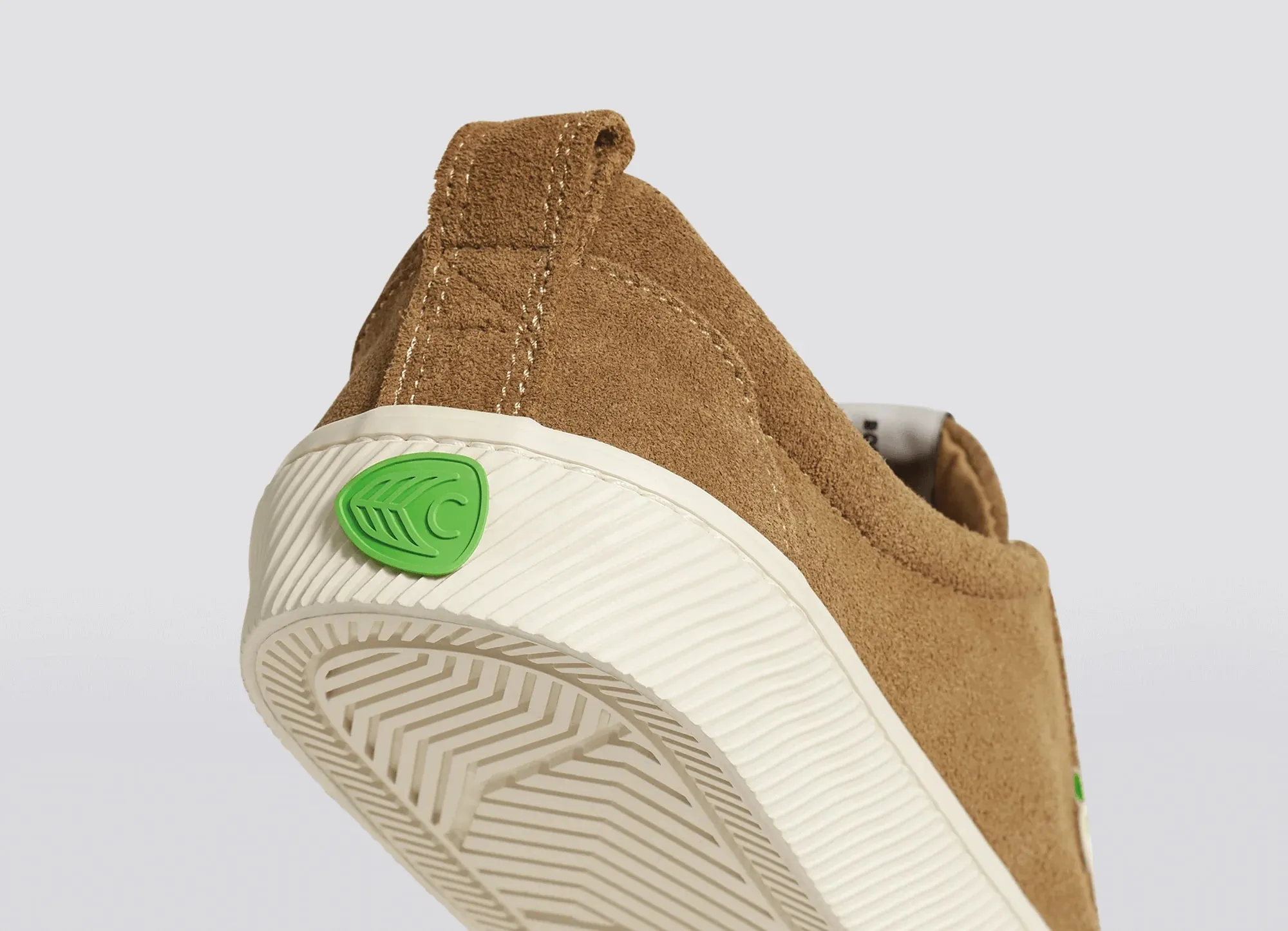Cariuma Oca Low Camel Suede
